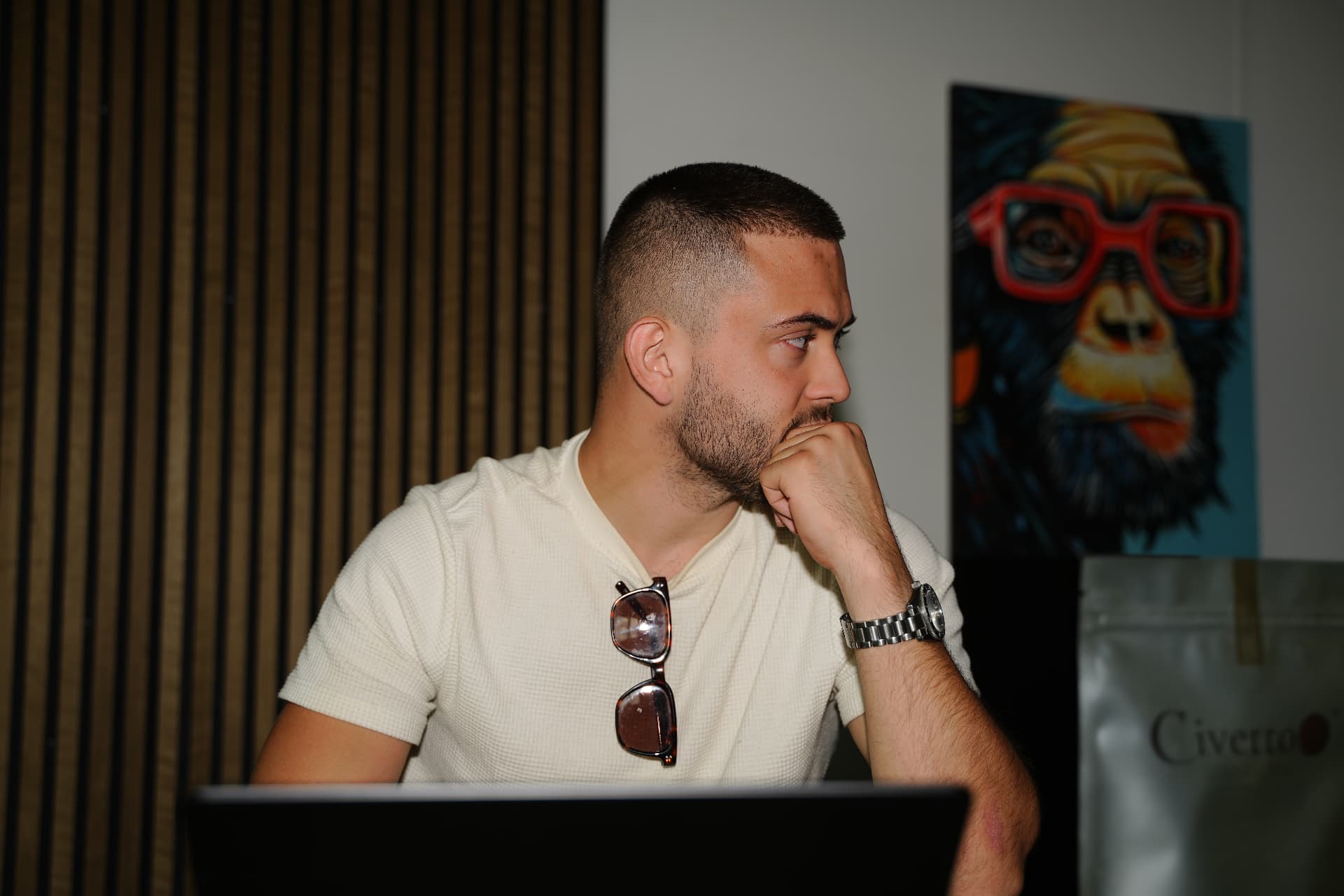 Collega van Deer Peter aan het werk achter de laptop